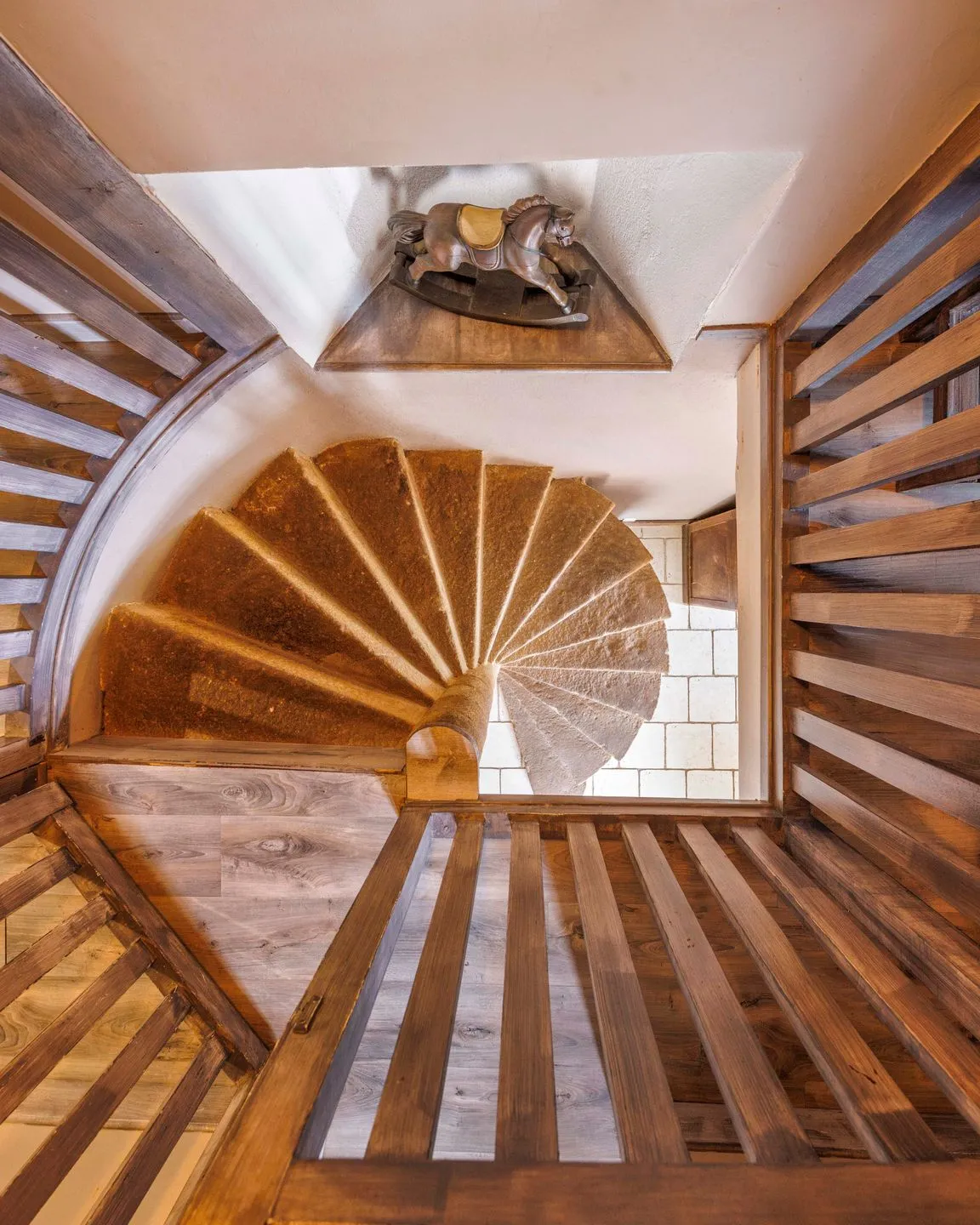 Escalier en colimaçon en bois réalisé par un artisan du bâtiment